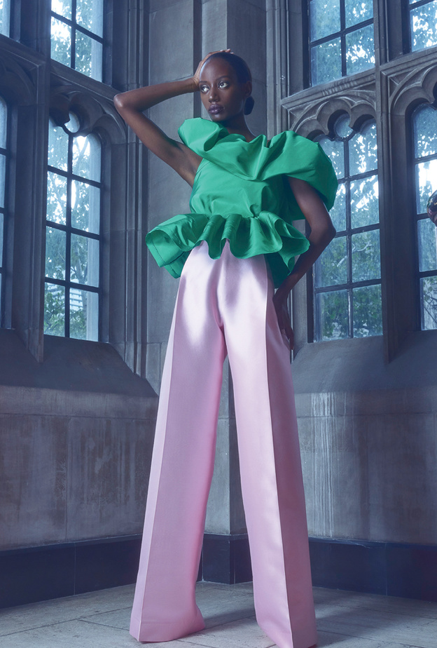 إطلالات بخلطات الألوان الغريبة واللافتة من مجموعات "ريزورت" 