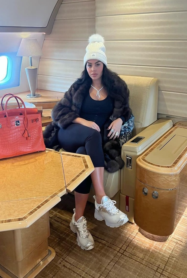 إطلالات جورجينا رودريجيز في الطائرة