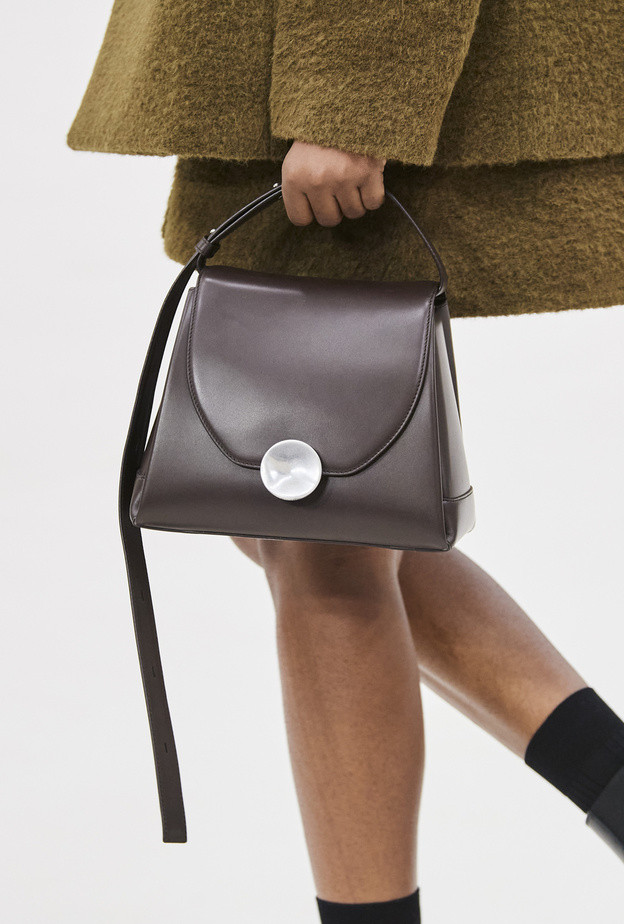 موديلات حقائب جلدية باللون البني في شتاء 2023