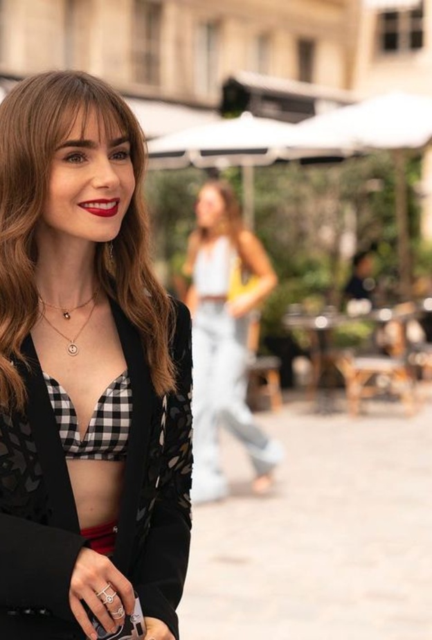 Lily Collins في مسلسل Emily in Paris الموسم الثالث