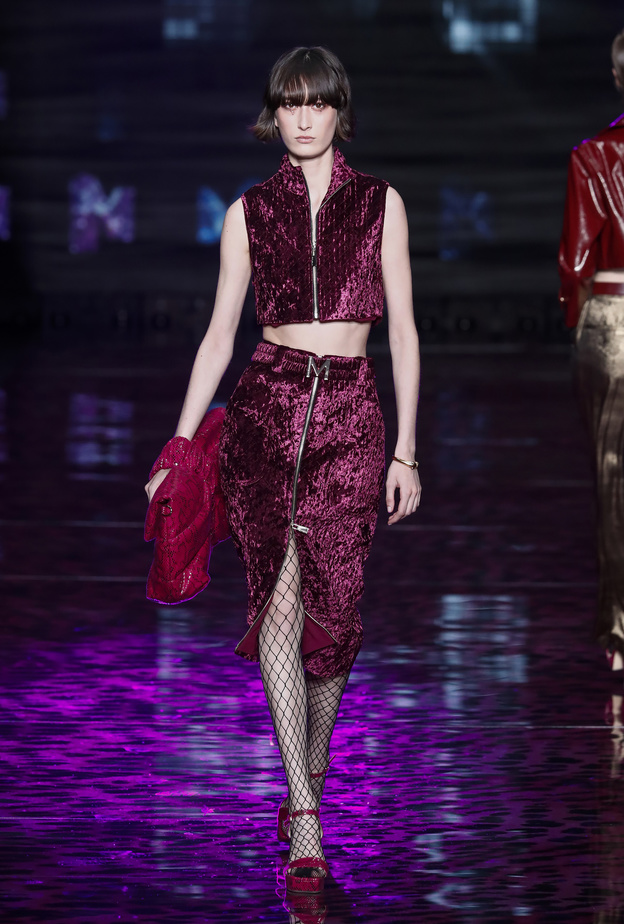 طرق تنسيق تنانير المخمل العصرية بأساليب كاجوال في ساعات النهار