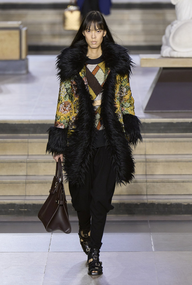 حقائب يد باللون البني تناسب اطلالاتك الشتوية الدافئة