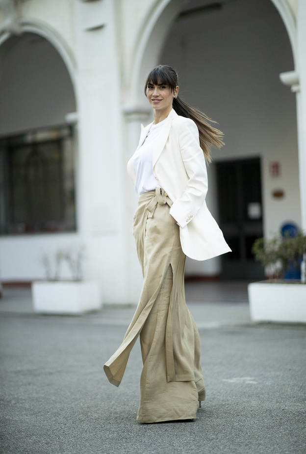 تنسيق الأبيض مع البيج بأسلوب Street style المميّز 