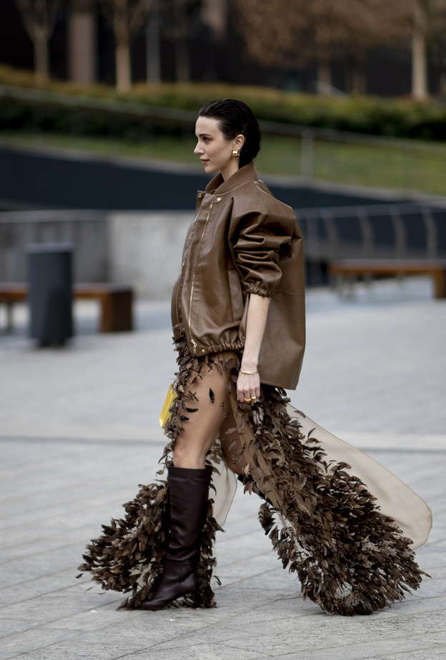 اللّون البني من الصيحات المستمرة لخريف 2023 من Street style
