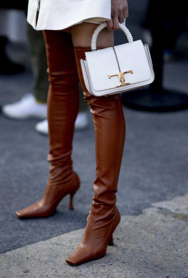 تنسيق الحقيبة البيضاء صيحة لافتة لموسم خريف 2023