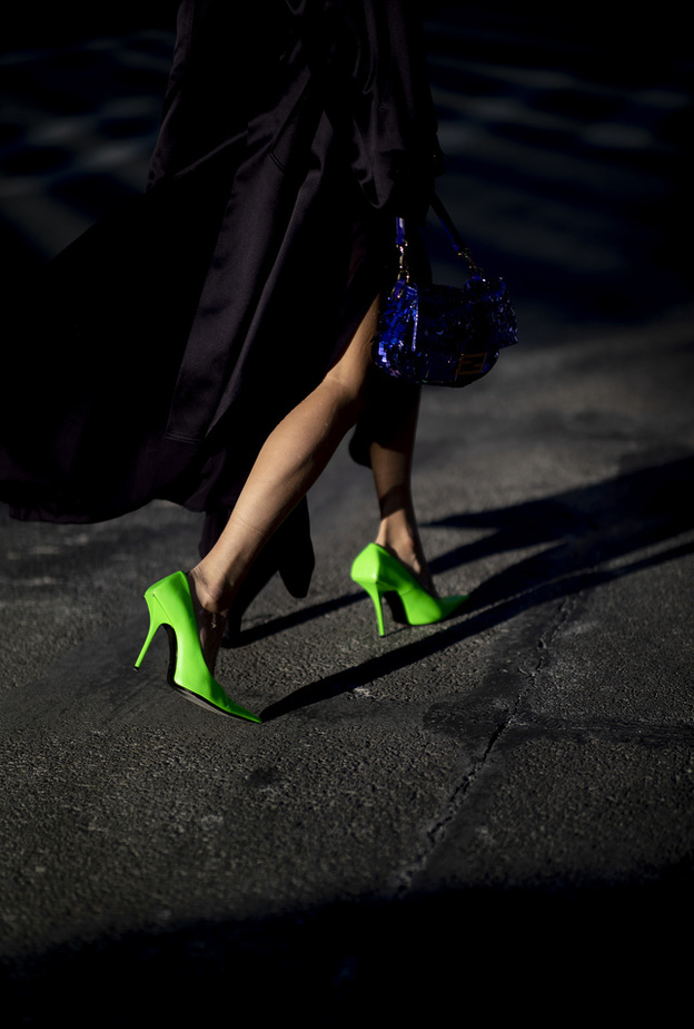 أحذية بألوان الفليو صيحة خريفية لافتة لهذا الموسم 