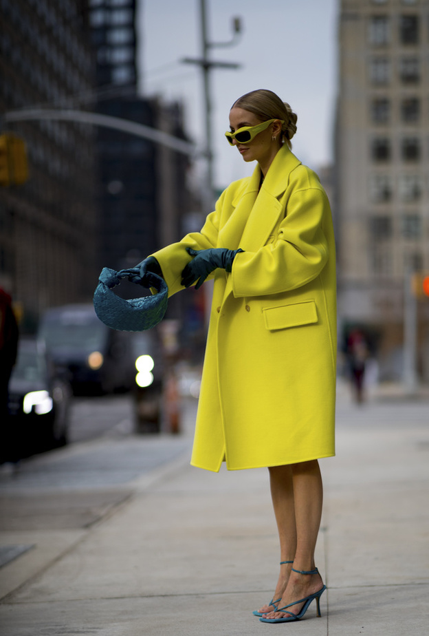 اللّون الأصفر صيحة خريفية لافتة من إطلالات Street style