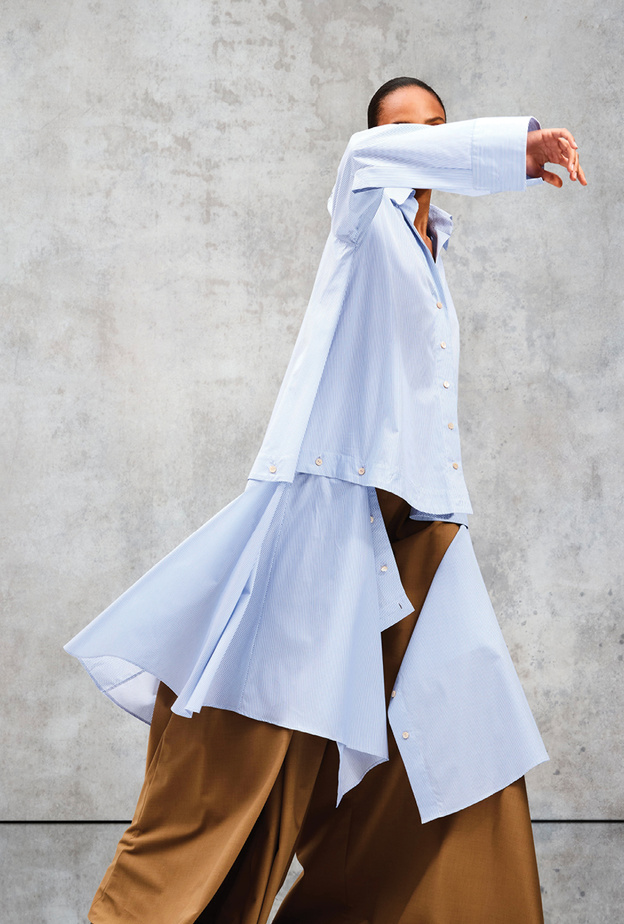 إطلالات مصممة على شكل قمصان بمقاربة مرتاحة ومسترخية من إطلالات "ريزورت" 