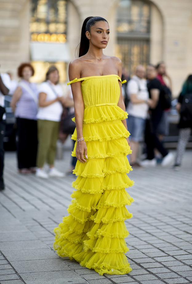 إطلالة لافتة بأسلوب Street style بالموسم السابق من باريس 