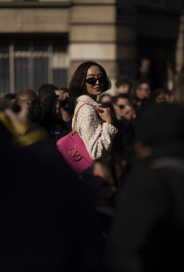 تنسيق حقائب ملونة بأسلوب عصري من Street style