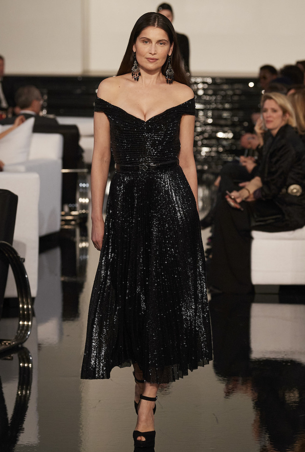 فساتين أوف شولدرز تضمن لك اطلالات أنثوية وجذابة 