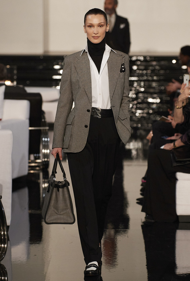 إطلالة رسمية لافتة من Ralph Lauren