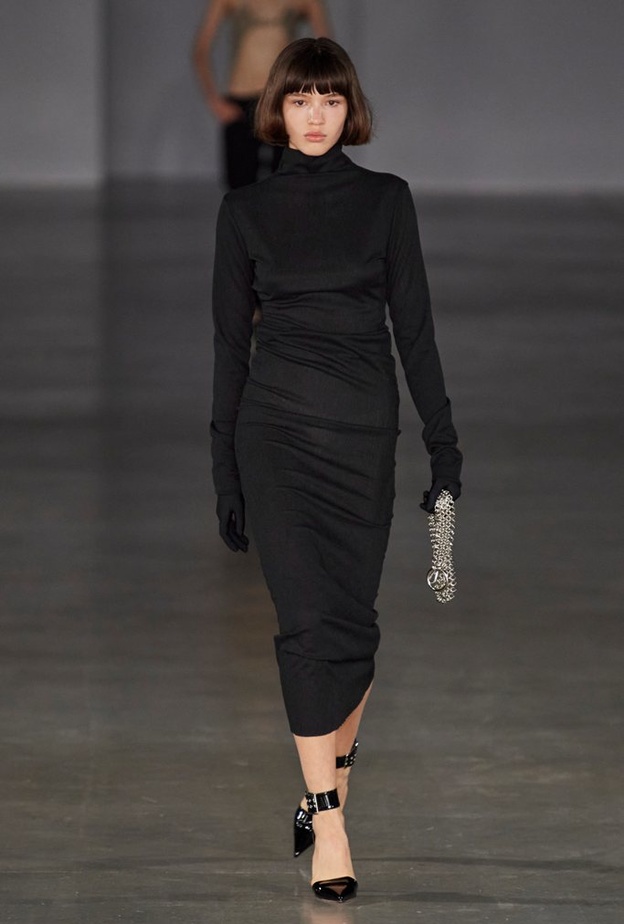 فستان أسود طويل، وصندل أسود من لودوفيك سان سيرنين