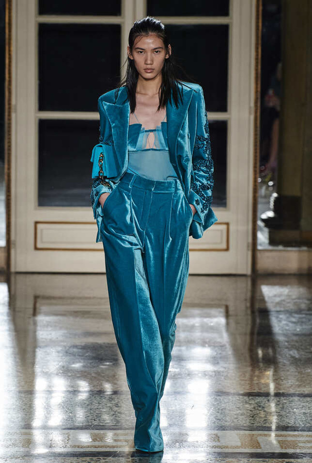 جاكيت مخمل لافت باللّون الأزرق من Ermanno Scervino