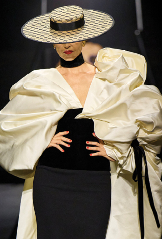 قصة القبعة القطعة الأيقونية التي حملت على مرِّ القرون معان كثيرة