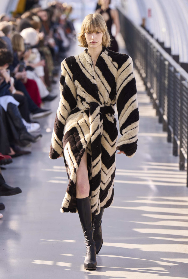 أناقة دافئة مع معاطف الفرو الضخمة