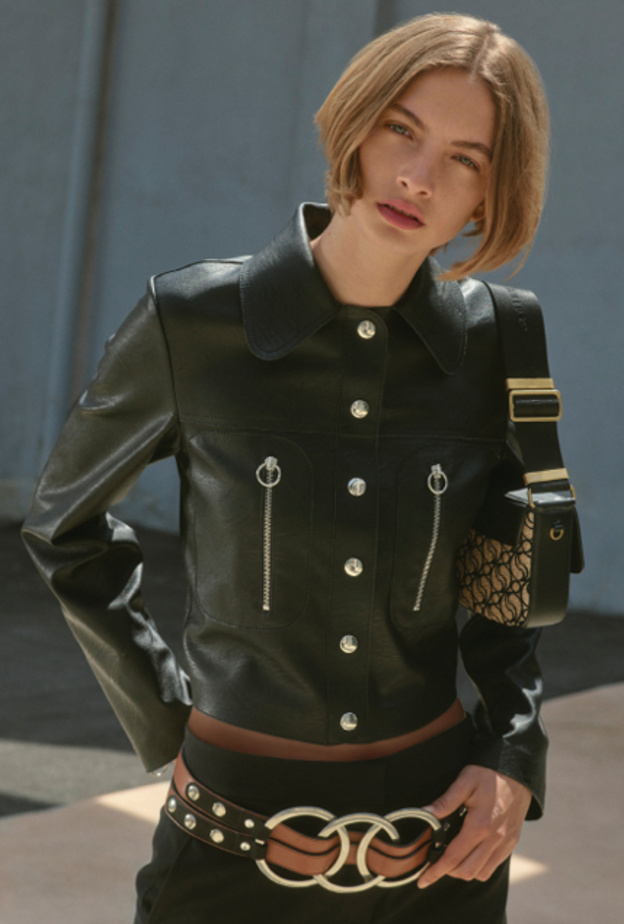 صيحات السترات الجلدية التي عكست قساوة جريئة ولافتة في مجموعات "ريزورت" 