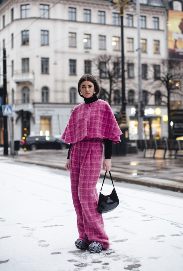 إطلالة لافتة وعصرية باللّون الوردي من Street style