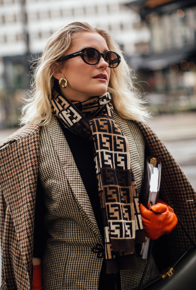 الوشاح النظارة الشمسية وقفازات اليد أكسسوارات لا غنى عنها في رحلات السفر لهذا الموسم من خريف 2023