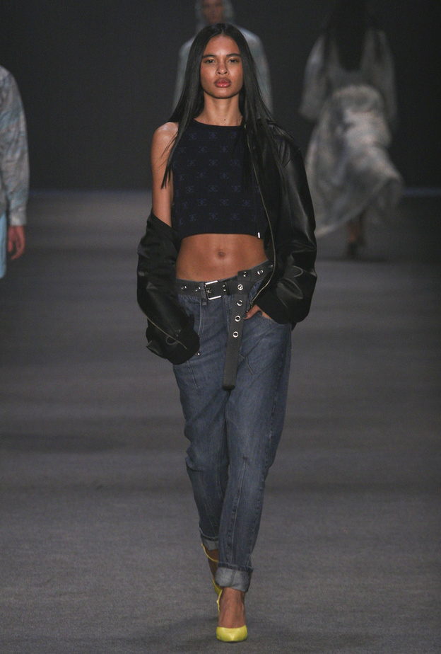 تنسيق السروال الدنيم الواسع مع كروب توب من Torinno