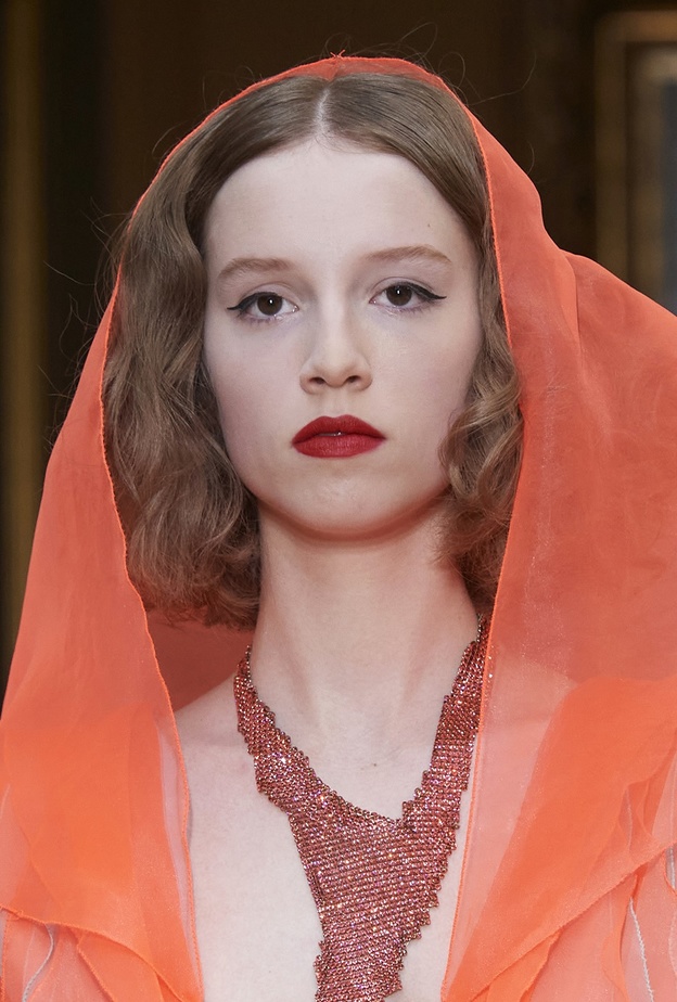  ألوان أحمر شفاه مناسبة للبشرة الفاتحة... إليك حيل تطبيقها