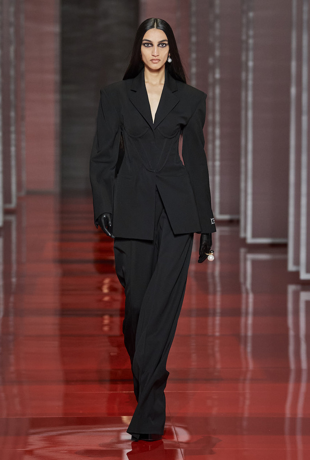 حقائق عن البدلة السوداء تجعلك تتألقين في كل مرة تعتمدينها