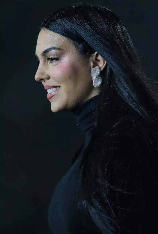 5 أساسيات جمالية اعتمدتها جورجينا رودريغز في اطلالتها بالسعودية ..تعلّمي منها طريقتها