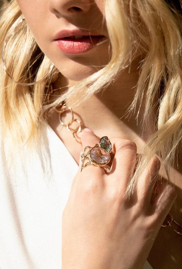 خاتم من التوباز الأزرق من موقع مجوهرات LUCIFER VIR HONESTUS