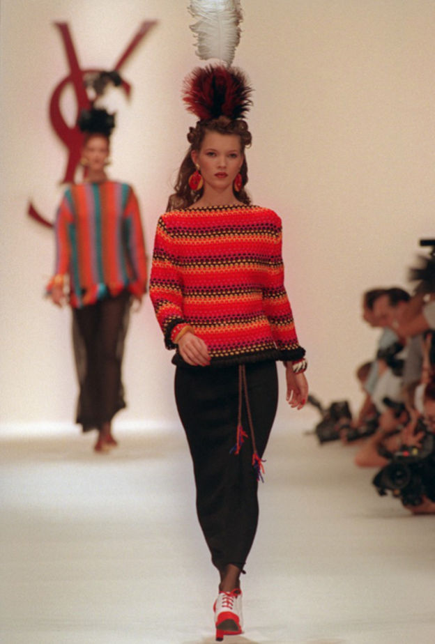 "كيت موس" Kate Moss  في عرض أزياء "سان لوران" SAINT LAURENT 1993