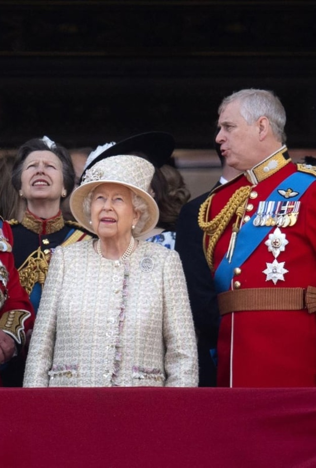 هاري وميغان والأمير أندرو لن ينضموا للعائلة في شرفة قصر باكنغهام