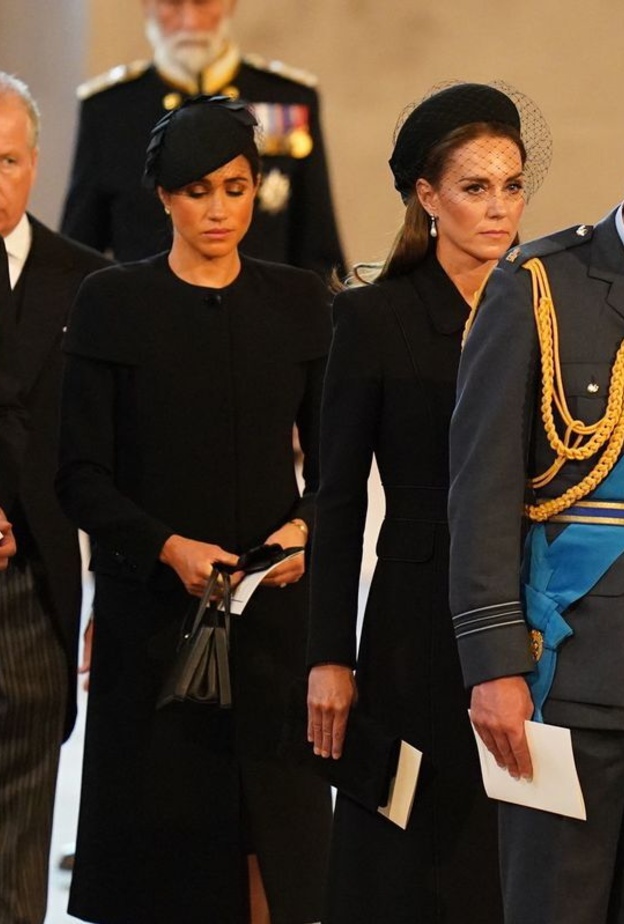 مناسبات ظهر فيها أفراد العائلة المالكة بملابس الحداد