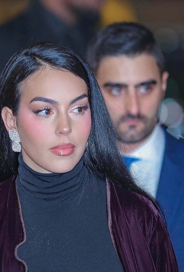 رونالدو وجورجينا في مرسول بارك.. ربطة عنق جذابة وإطلالة كلاسيكية مميزة