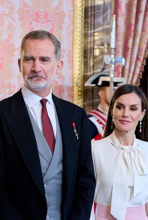 ليتيزيا ملكة إسبانيا تتعرض لموقف محرج.. وهذا كان رد فعلها