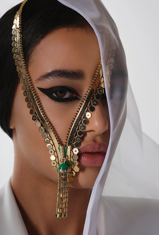 قلادة Zip Antique Ludo ذهب أصفر قابلة للتحويل إلى سوار، مزينة بأحجار الزمرد والألماس والكريسوبريس من "فان كليف آند آربلز" Van Cleef & Arpels.