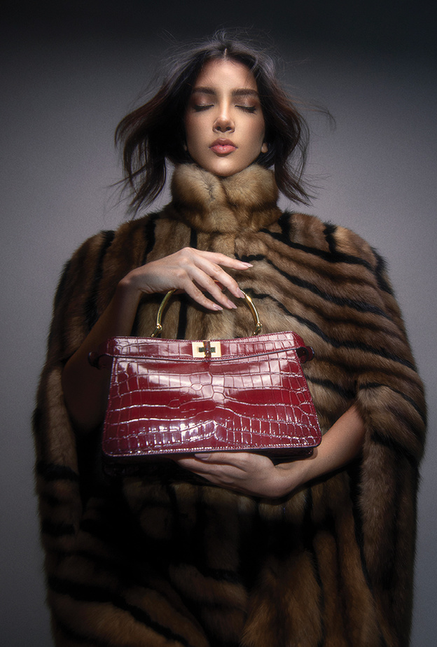 فوق السحاب جلسة تصويرية خاصة بدار Fendi يتماهى فيها الدفء مع الفخامة 