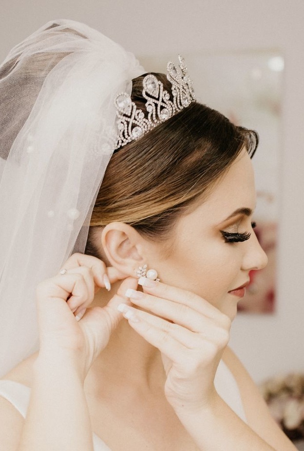 اختاري أقراط اللؤلؤ المناسبة ليوم زفافك