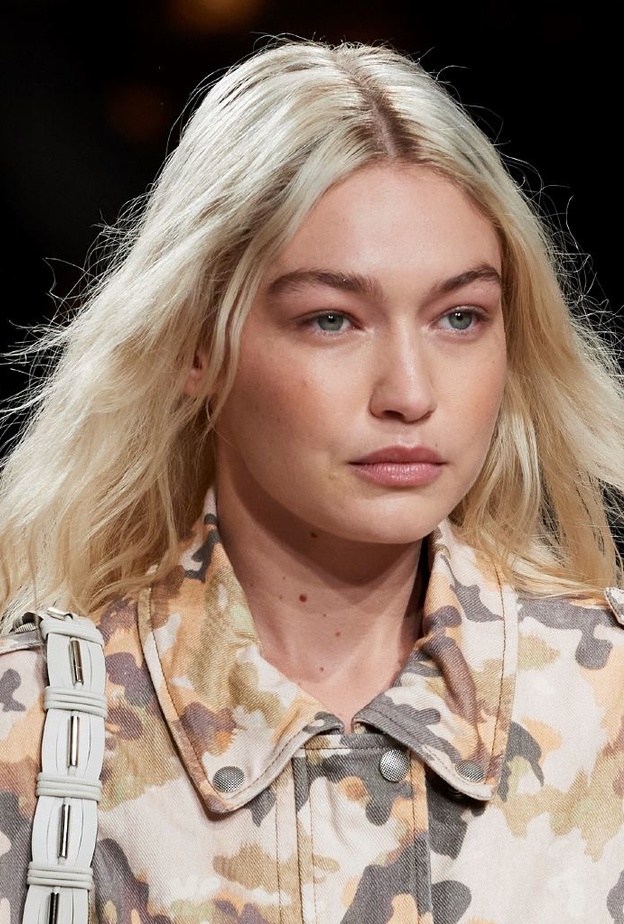  صيحات وألوان تناسب الشعر الطويل إلى القصير