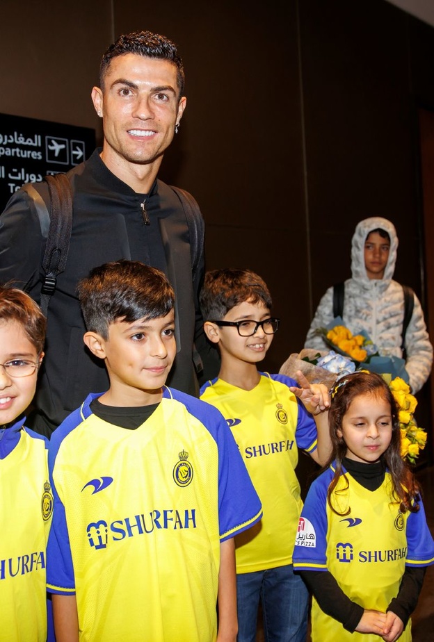 قصر فاخر وجمهور ضخم في استقبال الأسطورة كرستيانو رونالدو وعائلته بالرياض