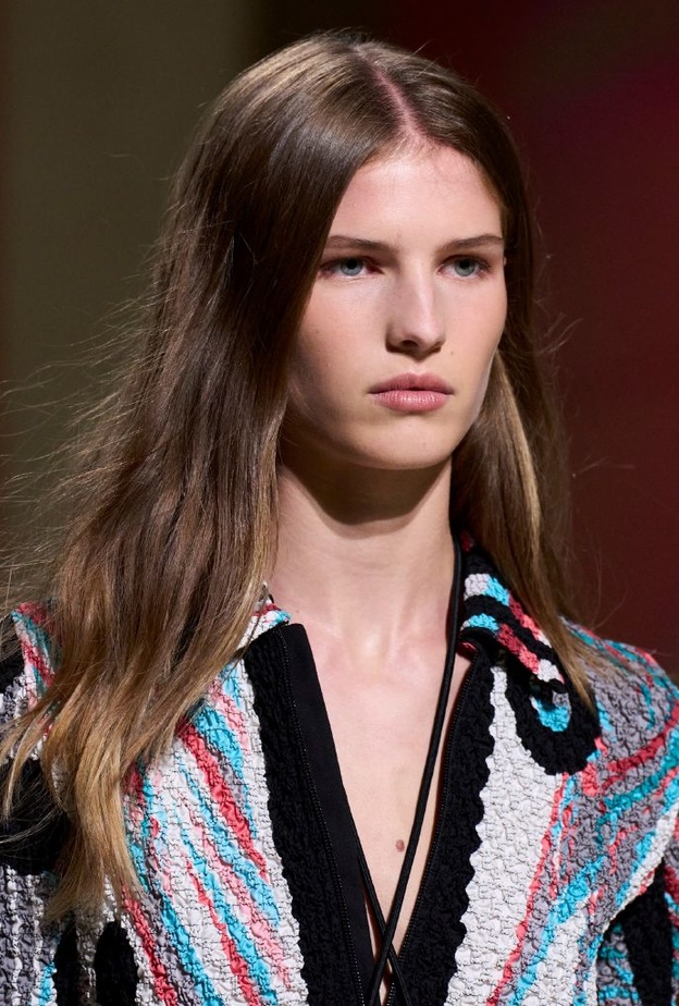 أخصائية الطب التجميلي الطبيبة إيمان عيتاني تقدم لـ " هي " دليلاً شاملاً حول علاجات فيلر الشعر للحصول على شعر صحي