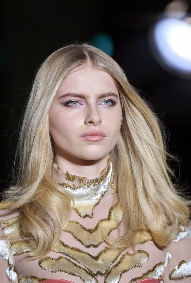 أساليب جمالية لتنسيق المكياج مع لون الشعر استعدادًا للاحتفال بـ عيد الحب