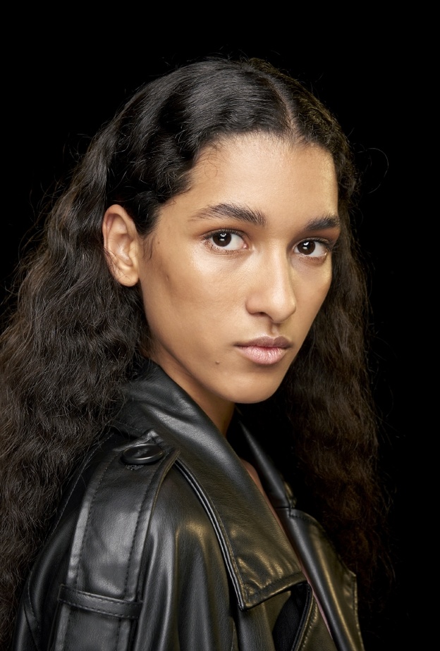 كيف تجعلين شعرك ينمو بشكل أكثر كثافة؟