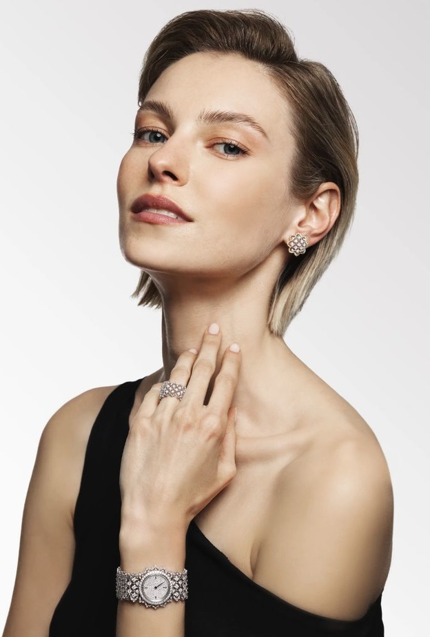 ‎ساعات نسائية بميناء مرصع بالألماس لسهرات الشتاء