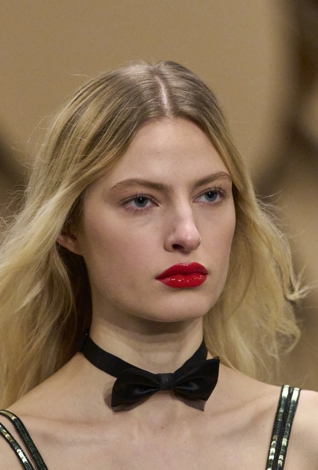 مكياج طبيعي وأحمر شفاه قوي طبّقيه بأسلوب دار شانيل لربيع 2023