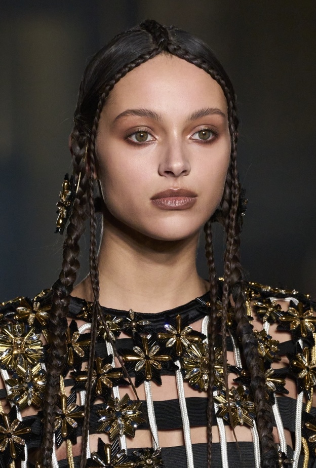 رسمات مكياج قوي وتسريحات عصرية في أسبوع الهوت كوتور