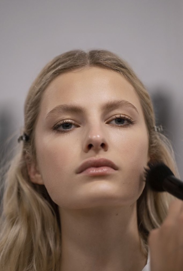 4 حيل مكياج تجعل عينيك أجمل بعيداً عن الظلال والآيلاينر..إليك خطوات تطبيقها