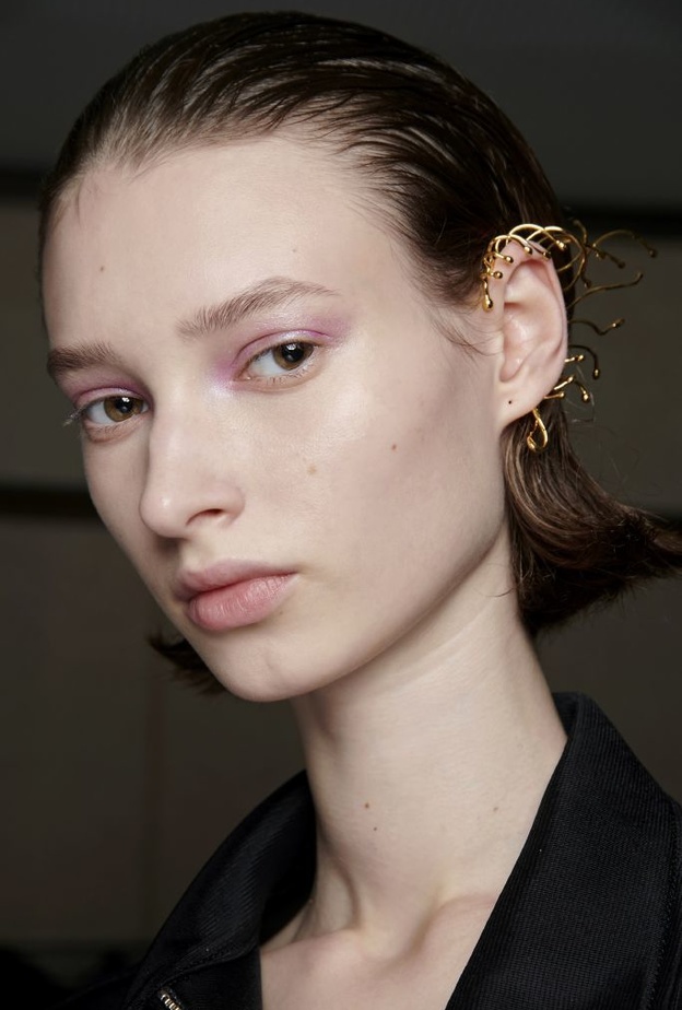 حلول فعالة ومحترفة للتخلص من الرؤوس السوداء في البشرة وإخفائها