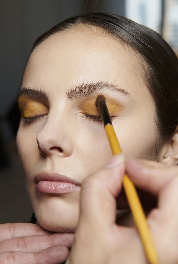 رسمات المكياج الأصفر المبهج وقواعد اختياره وفقاً للون بشرتك