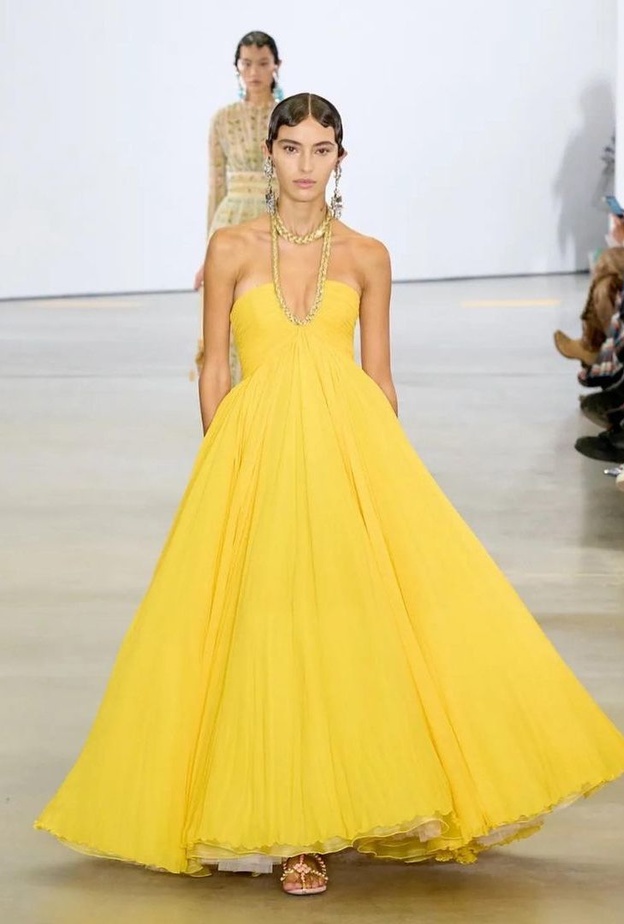 أميرة الزهير بإطلالة لافتة على منصة عروض الأزياء العالمية 