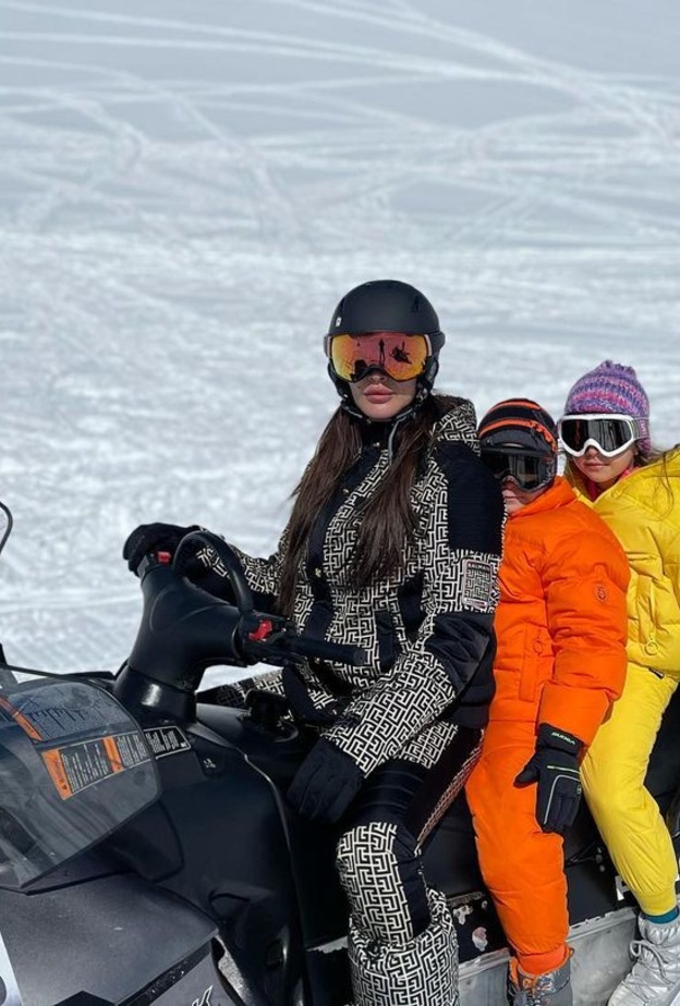 نادين نسيب وابنائها 