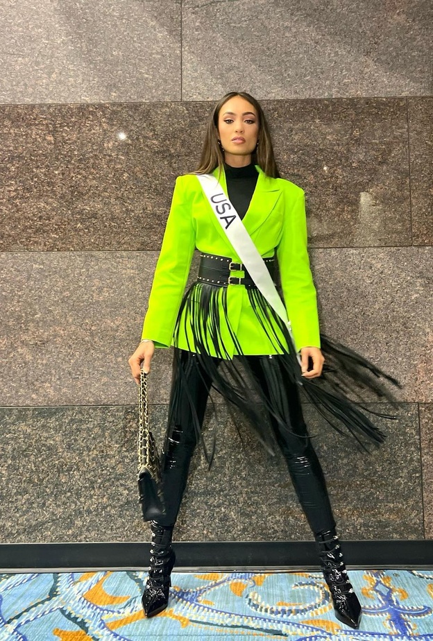 "تفضل التصميمات البسيطة".. جولة على أسلوب آر بوني غابرييل في اختيار إطلالاتها بعد فوزها بلقب ملكة جمال الكون